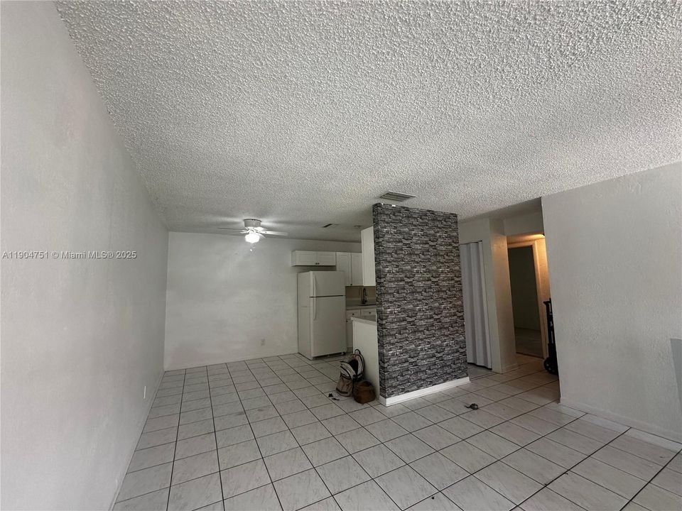 For Rent: $1,800 (2 beds, 1 baths, 829 Square Feet)