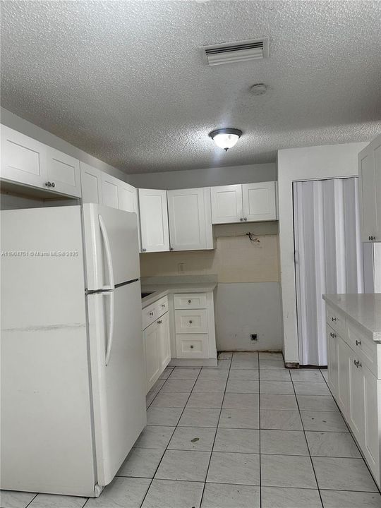 For Rent: $1,800 (2 beds, 1 baths, 829 Square Feet)