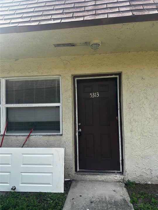 For Rent: $1,800 (2 beds, 1 baths, 829 Square Feet)