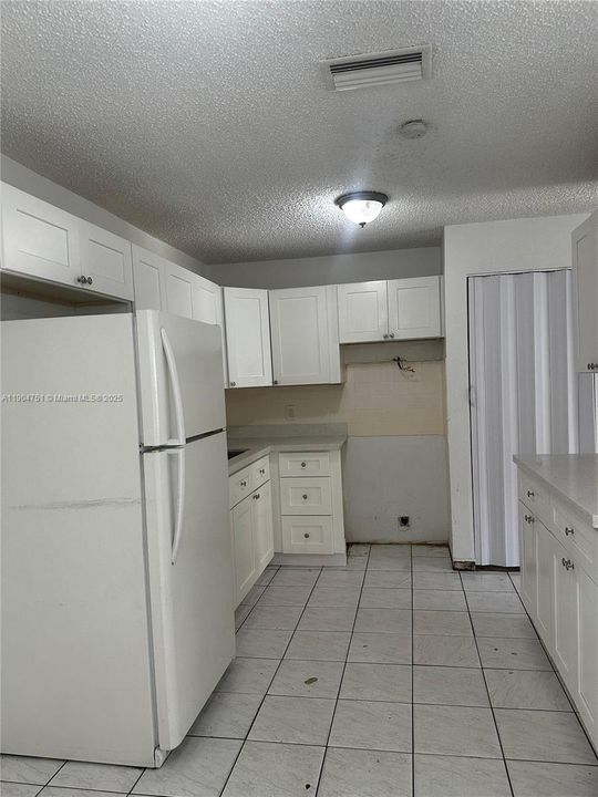 For Rent: $1,800 (2 beds, 1 baths, 829 Square Feet)
