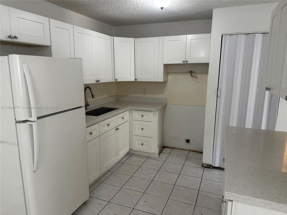 For Rent: $1,800 (2 beds, 1 baths, 829 Square Feet)