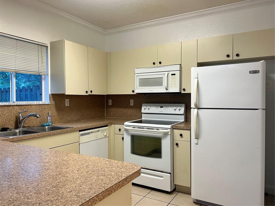 На продажу: $400,000 (3 спален, 2 ванн, 1295 Квадратных фут)