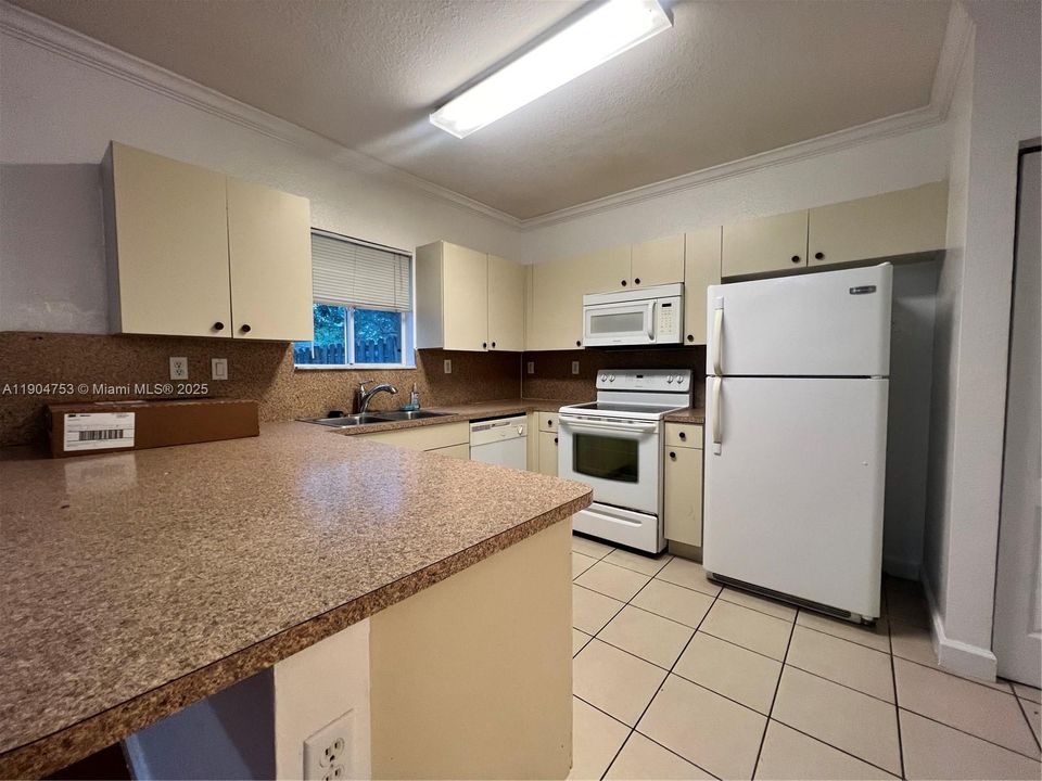 На продажу: $400,000 (3 спален, 2 ванн, 1295 Квадратных фут)