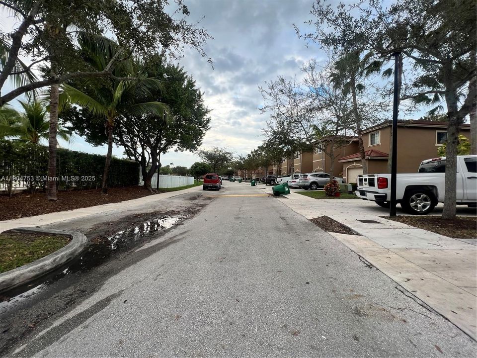 На продажу: $400,000 (3 спален, 2 ванн, 1295 Квадратных фут)