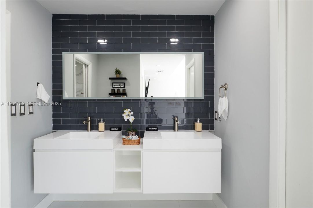 For Sale: $1,200,000 (4 beds, 2 baths, 2220 Square Feet)