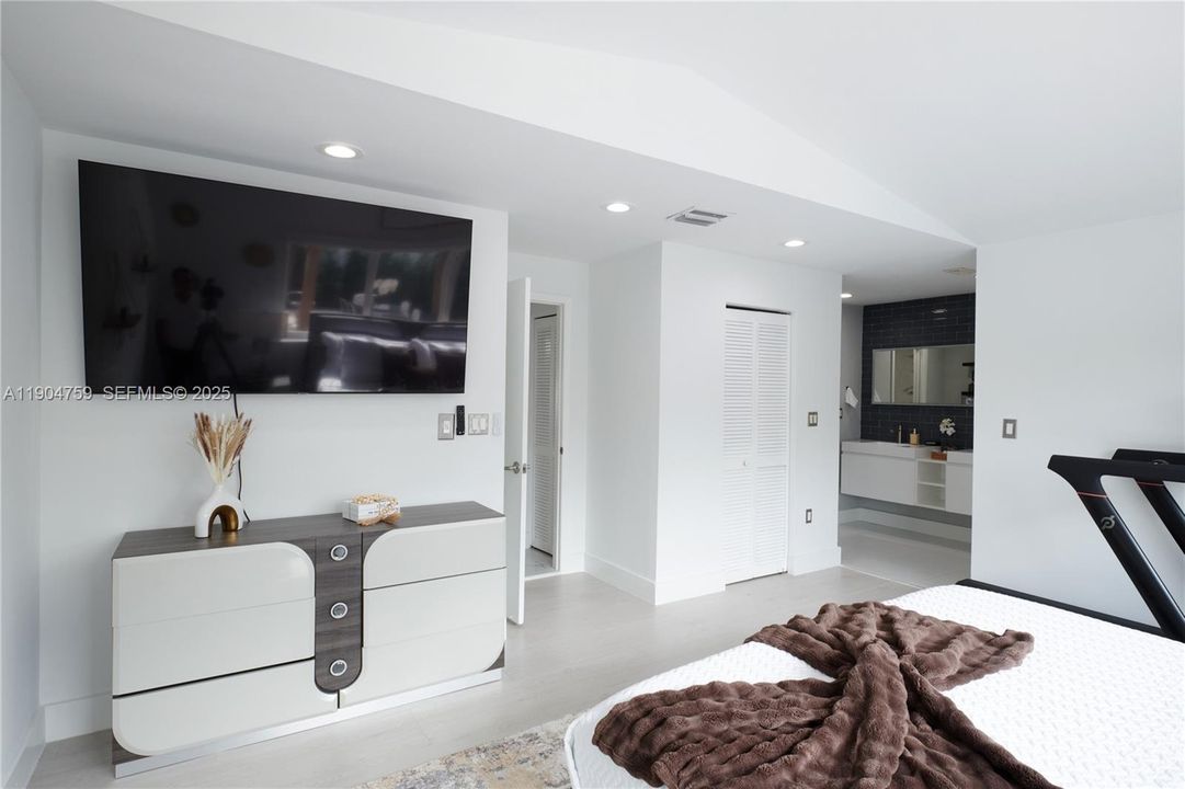 For Sale: $1,200,000 (4 beds, 2 baths, 2220 Square Feet)