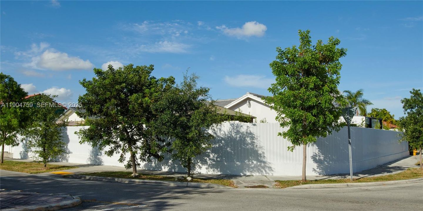 For Sale: $1,200,000 (4 beds, 2 baths, 2220 Square Feet)