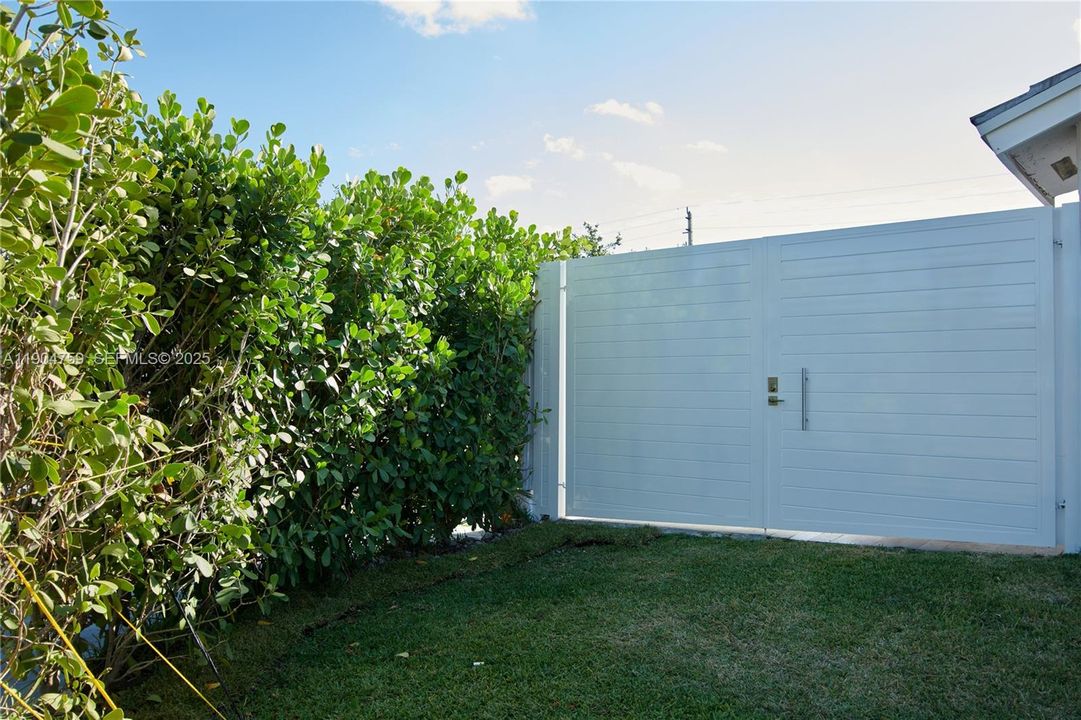 For Sale: $1,200,000 (4 beds, 2 baths, 2220 Square Feet)