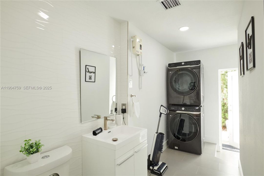 For Sale: $1,200,000 (4 beds, 2 baths, 2220 Square Feet)