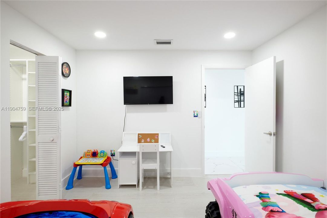 For Sale: $1,200,000 (4 beds, 2 baths, 2220 Square Feet)