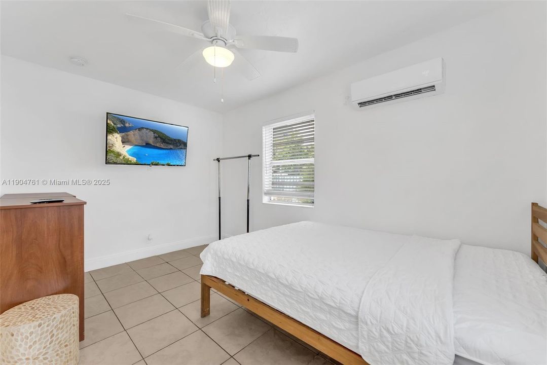 For Rent: $1,750 (1 beds, 1 baths, 1260 Square Feet)