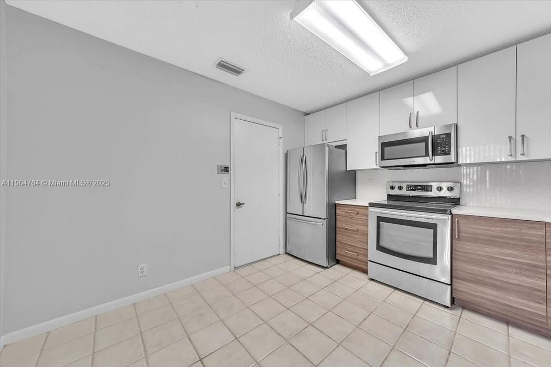 Activo con contrato: $3,000 (3 camas, 2 baños, 1666 Pies cuadrados)