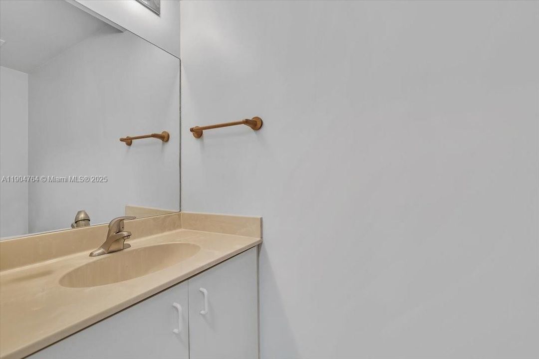 Activo con contrato: $3,000 (3 camas, 2 baños, 1666 Pies cuadrados)