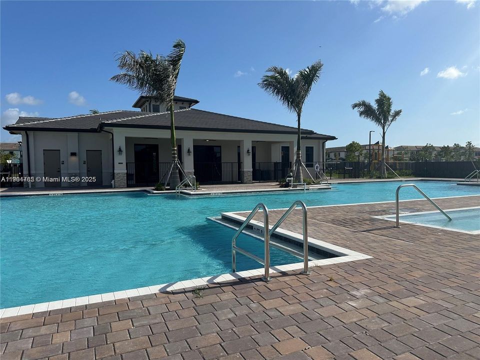 Active With Contract: $2,650 (3 beds, 3 baths, 1328 Square Feet)