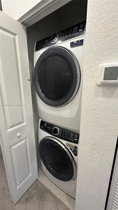 Active With Contract: $2,650 (3 beds, 3 baths, 1328 Square Feet)