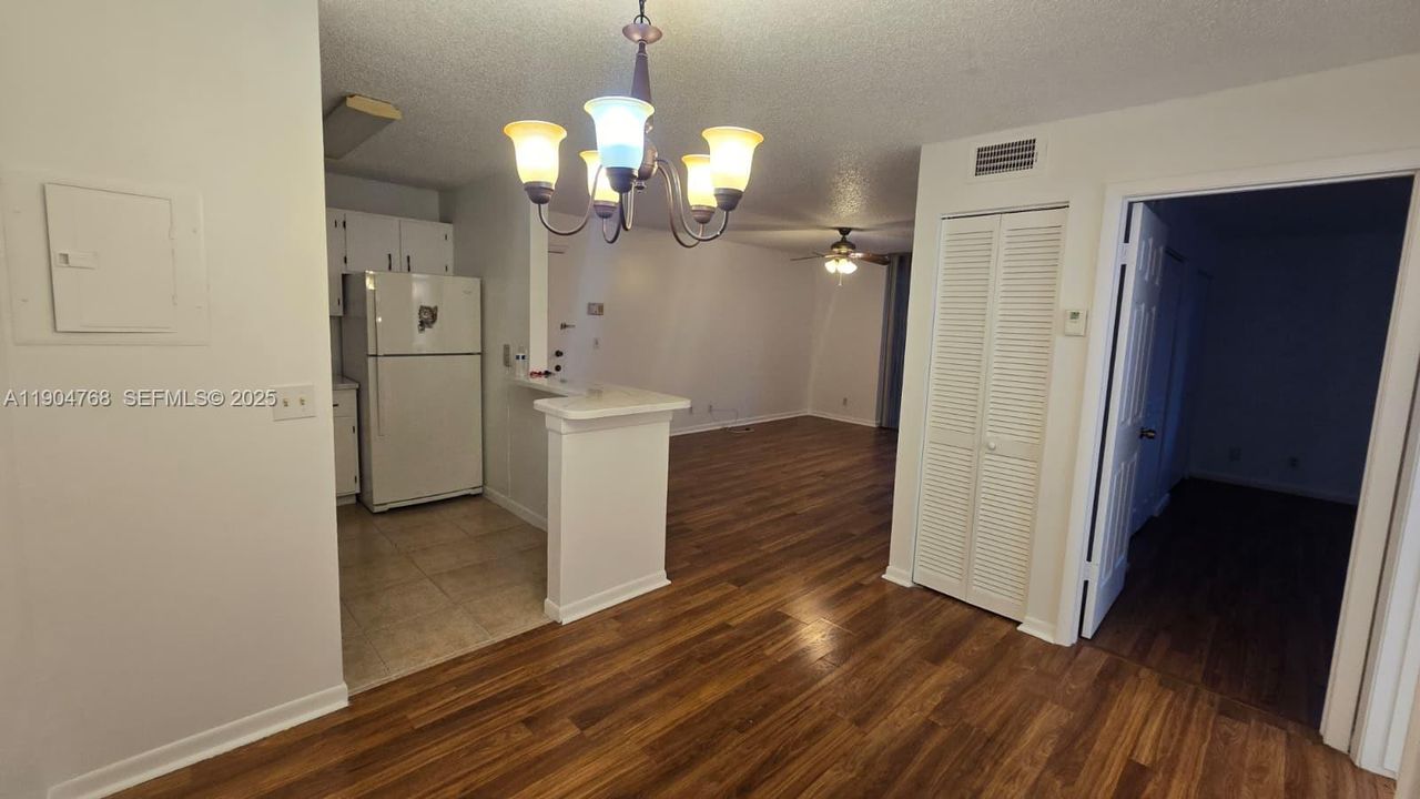 Active With Contract: $1,820 (1 beds, 1 baths, 734 Square Feet)