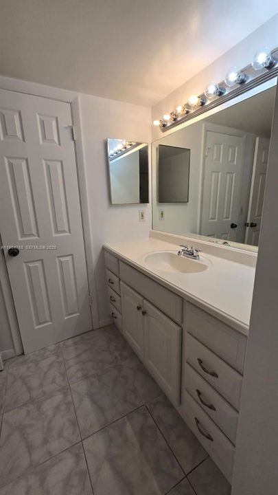 Active With Contract: $1,820 (1 beds, 1 baths, 734 Square Feet)