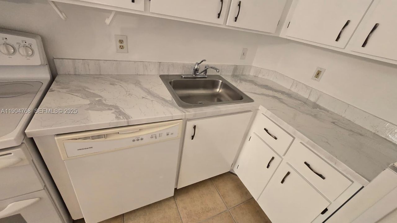 Active With Contract: $1,820 (1 beds, 1 baths, 734 Square Feet)