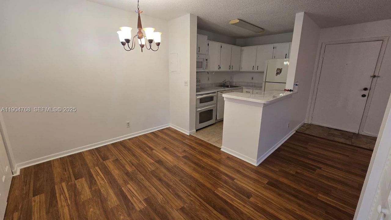 Active With Contract: $1,820 (1 beds, 1 baths, 734 Square Feet)
