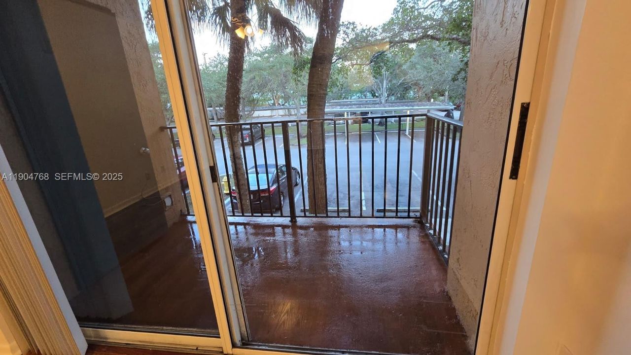 Active With Contract: $1,820 (1 beds, 1 baths, 734 Square Feet)