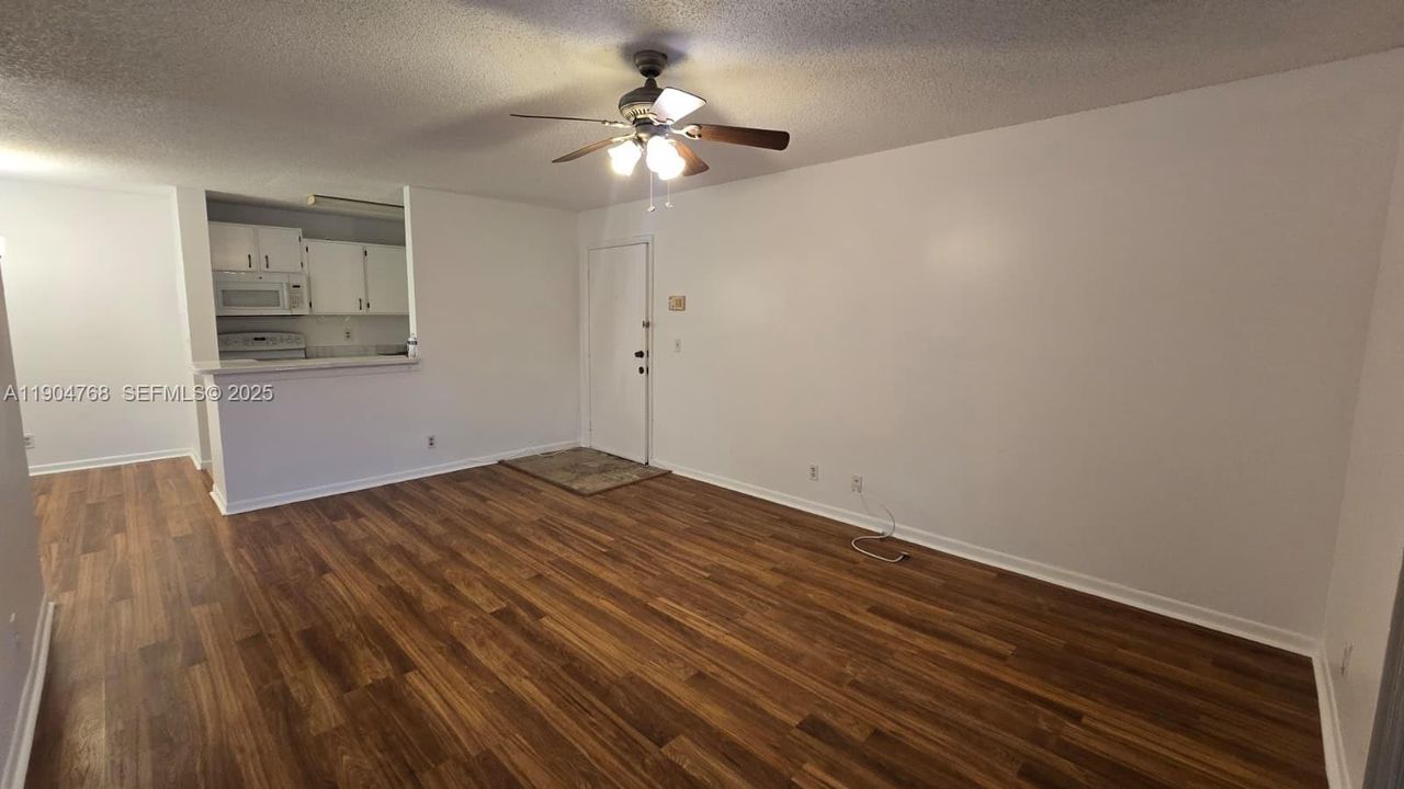 Active With Contract: $1,820 (1 beds, 1 baths, 734 Square Feet)