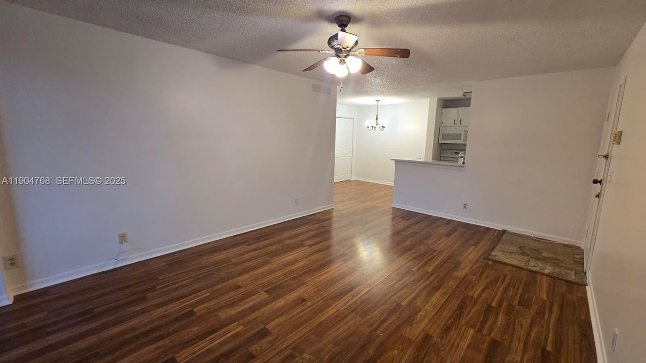 Active With Contract: $1,820 (1 beds, 1 baths, 734 Square Feet)