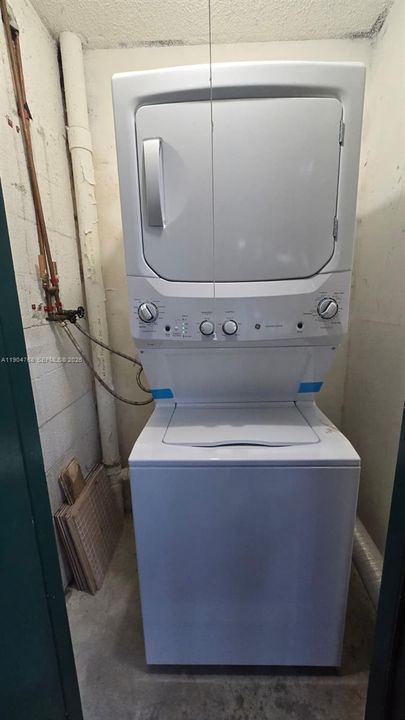 Active With Contract: $1,820 (1 beds, 1 baths, 734 Square Feet)