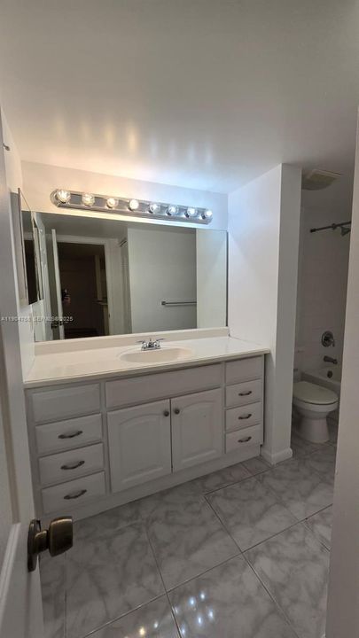 Active With Contract: $1,820 (1 beds, 1 baths, 734 Square Feet)