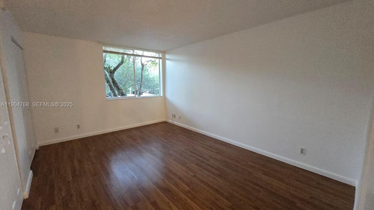 Active With Contract: $1,820 (1 beds, 1 baths, 734 Square Feet)