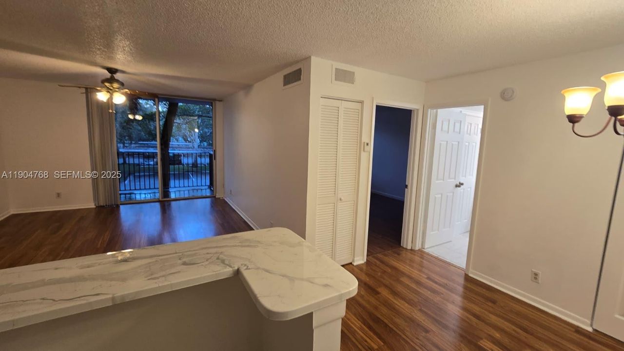Active With Contract: $1,820 (1 beds, 1 baths, 734 Square Feet)