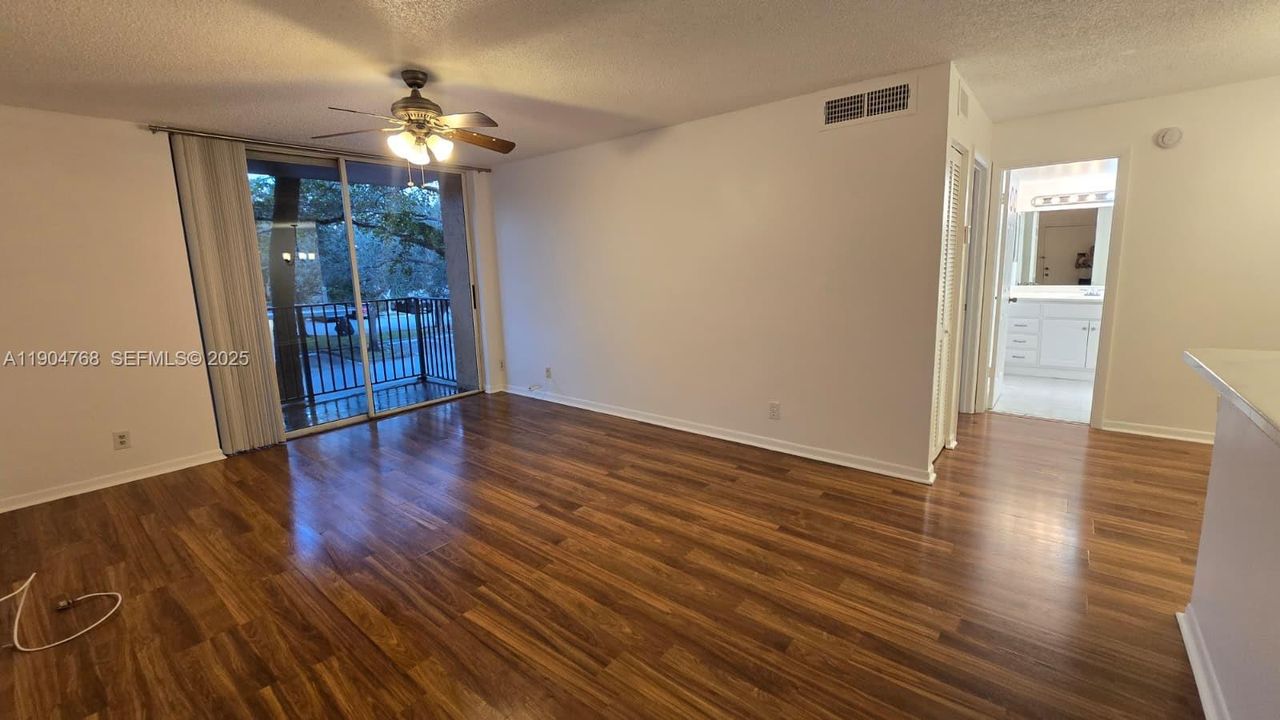 Active With Contract: $1,820 (1 beds, 1 baths, 734 Square Feet)