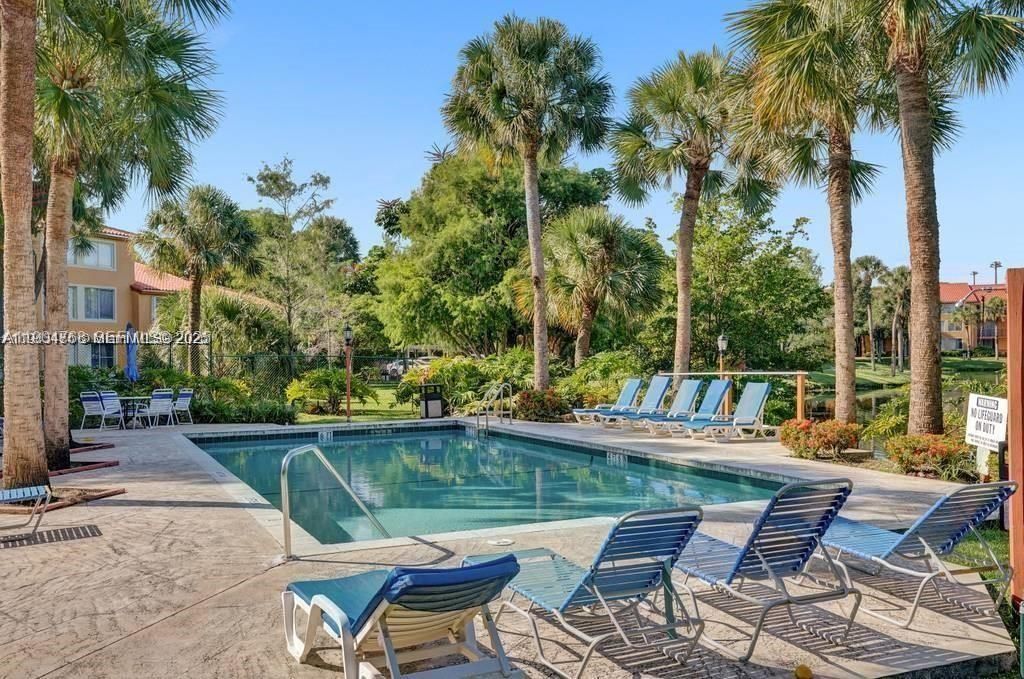 Active With Contract: $1,820 (1 beds, 1 baths, 734 Square Feet)