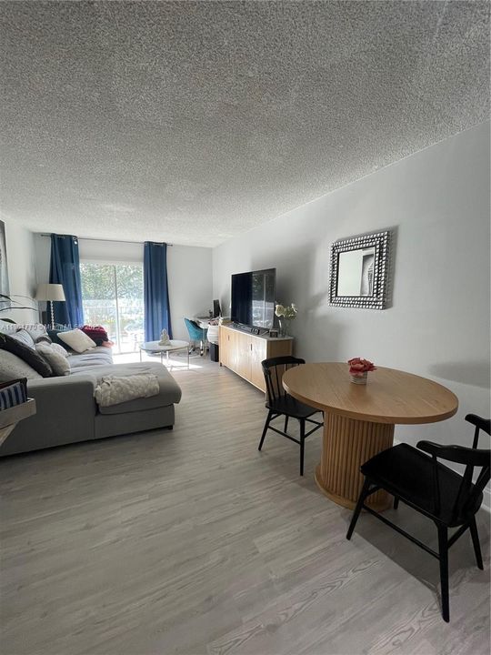 En Venta: $285,000 (2 camas, 2 baños, 901 Pies cuadrados)