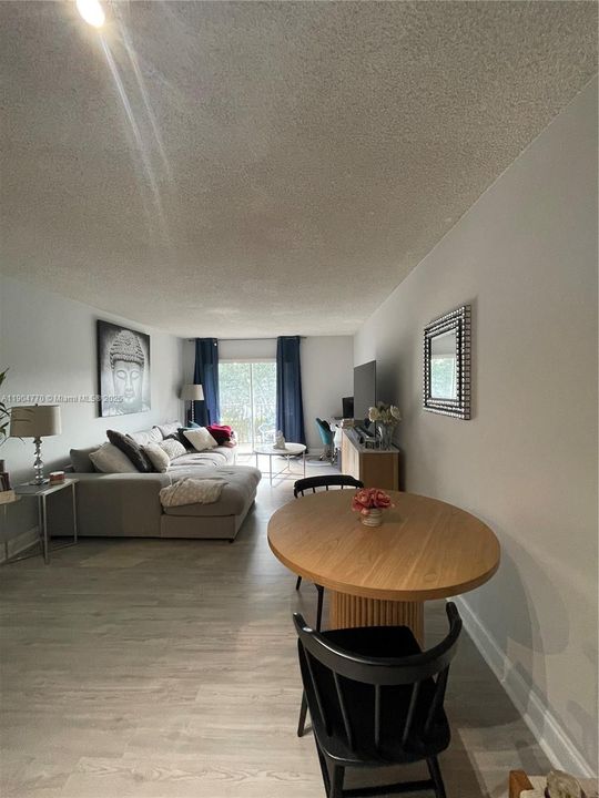 En Venta: $285,000 (2 camas, 2 baños, 901 Pies cuadrados)