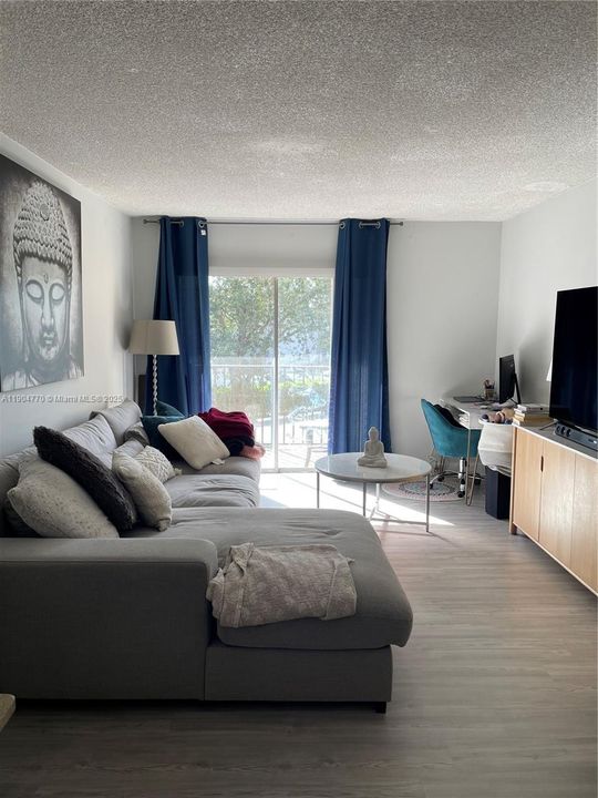 En Venta: $285,000 (2 camas, 2 baños, 901 Pies cuadrados)