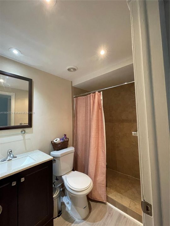 En Venta: $285,000 (2 camas, 2 baños, 901 Pies cuadrados)