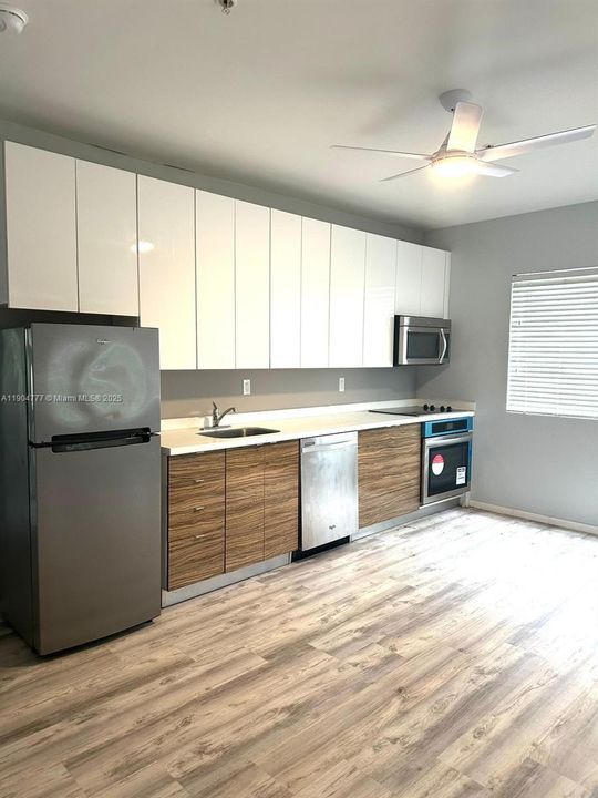 For Rent: $2,750 (2 beds, 2 baths, 715 Square Feet)