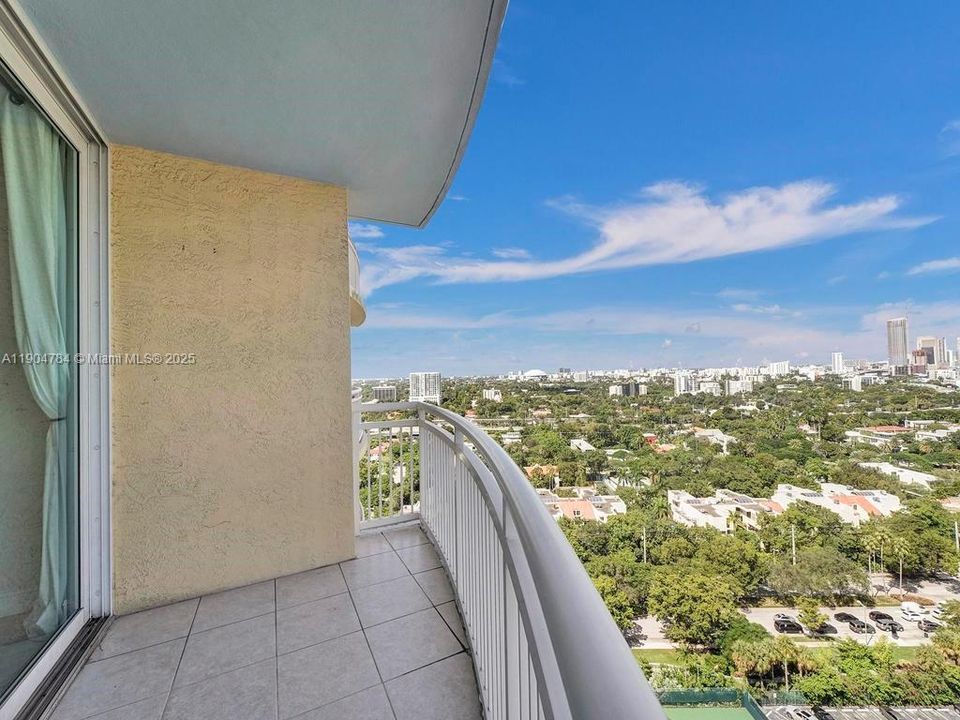 出租: $4,000 (2 贝兹, 2 浴室, 1120 平方英尺)