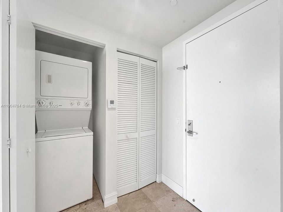 出租: $4,000 (2 贝兹, 2 浴室, 1120 平方英尺)