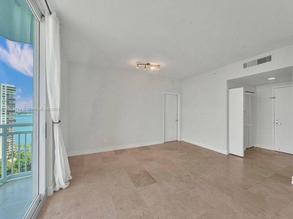 出租: $4,000 (2 贝兹, 2 浴室, 1120 平方英尺)