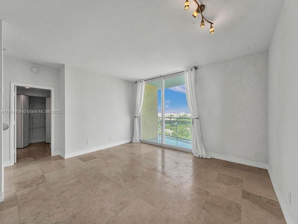 出租: $4,000 (2 贝兹, 2 浴室, 1120 平方英尺)