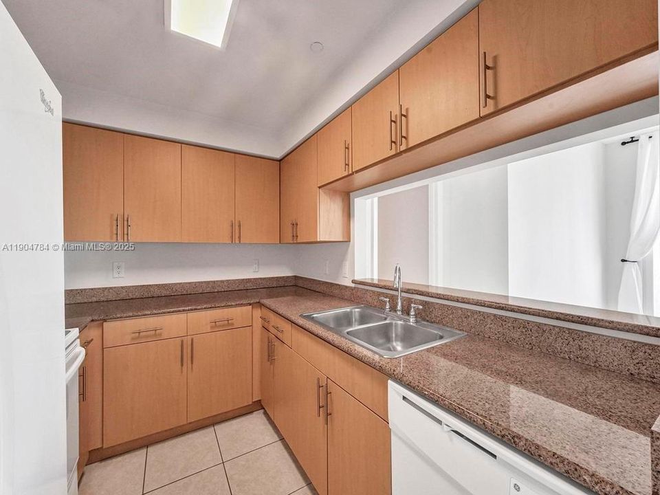 出租: $4,000 (2 贝兹, 2 浴室, 1120 平方英尺)