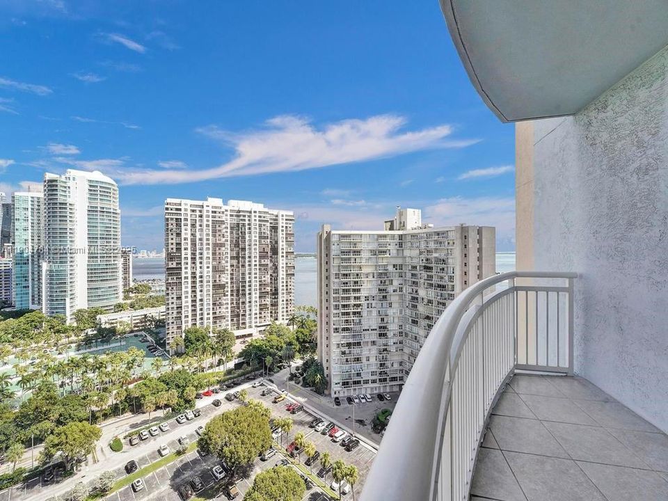 出租: $4,000 (2 贝兹, 2 浴室, 1120 平方英尺)