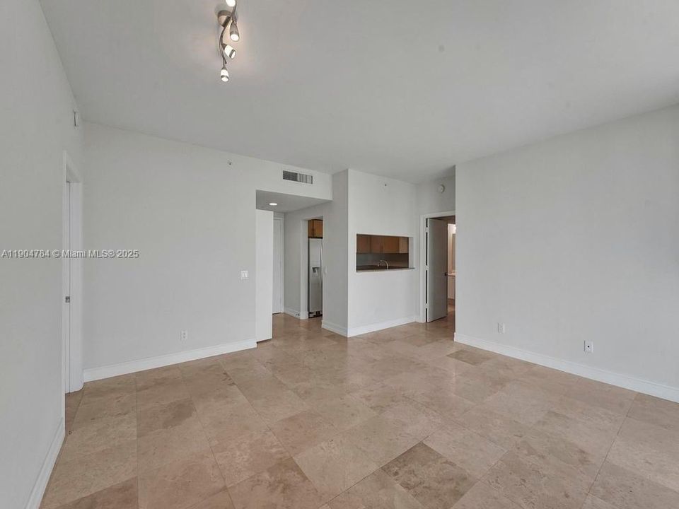 出租: $4,000 (2 贝兹, 2 浴室, 1120 平方英尺)