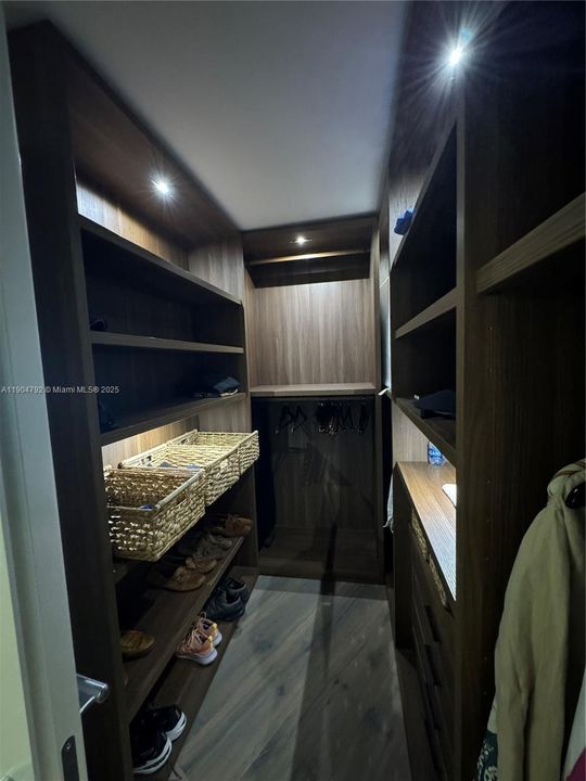 For Rent: $12,000 (3 beds, 2 baths, 1782 Square Feet)