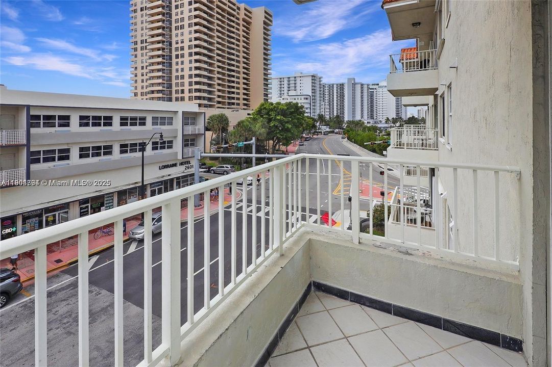 Recently Rented: $2,400 (2 beds, 2 baths, 740 Square Feet)