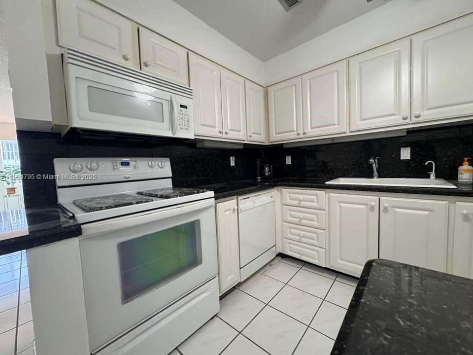 For Rent: $1,950 (2 beds, 2 baths, 1200 Square Feet)