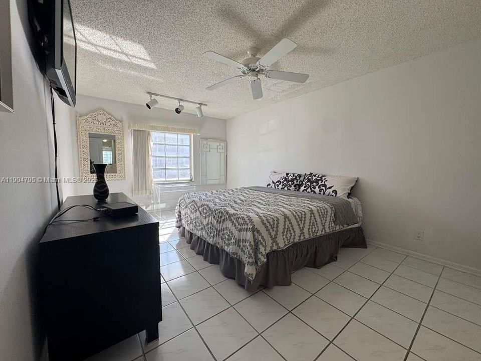 For Rent: $1,950 (2 beds, 2 baths, 1200 Square Feet)