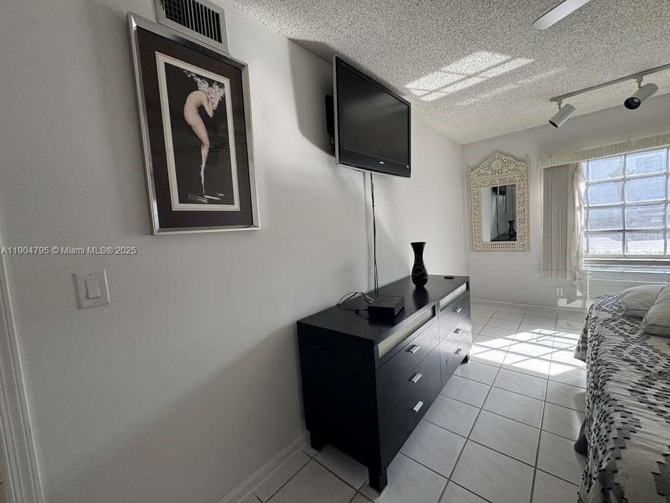 For Rent: $1,950 (2 beds, 2 baths, 1200 Square Feet)