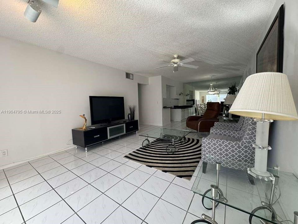 For Rent: $1,950 (2 beds, 2 baths, 1200 Square Feet)